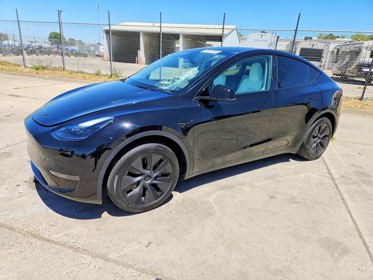 2025 Tesla Model Y - zdjęcie główne