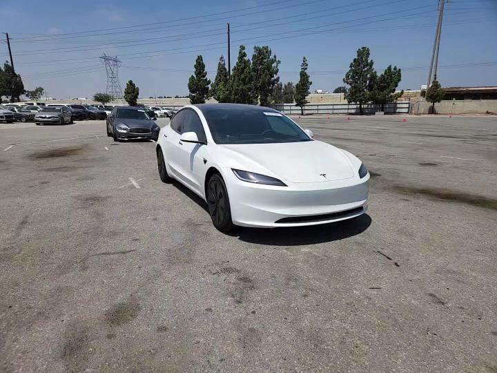 2026 Tesla Model 3 - zdjęcie 13