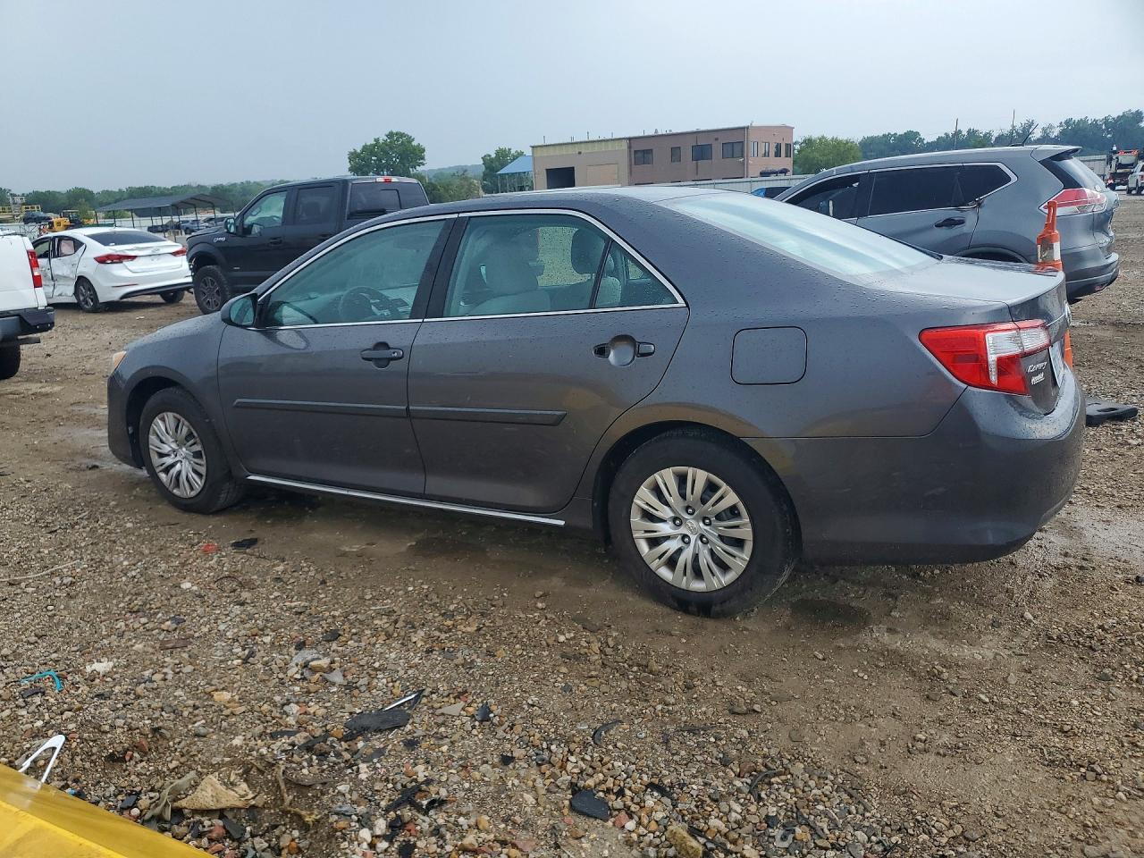 2014 Toyota Camry Le - zdjęcie 2