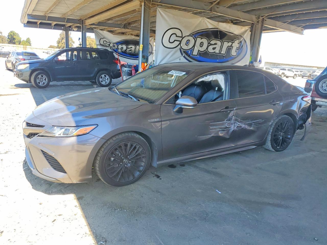 2020 Toyota Camry Se - zdjęcie główne