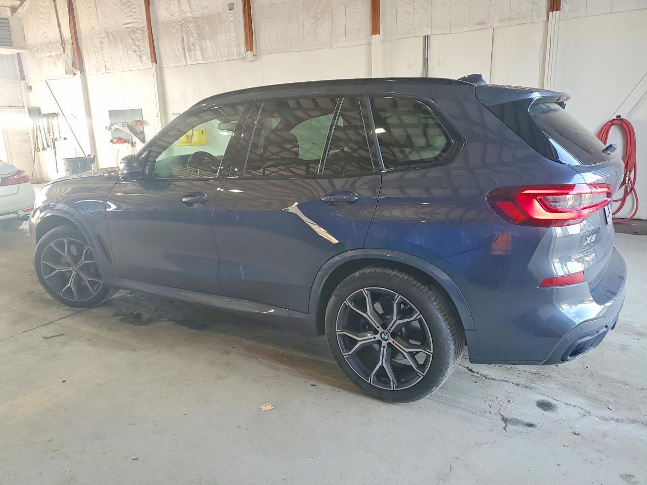2022 BMW X5 xDrive40I - zdjęcie 2