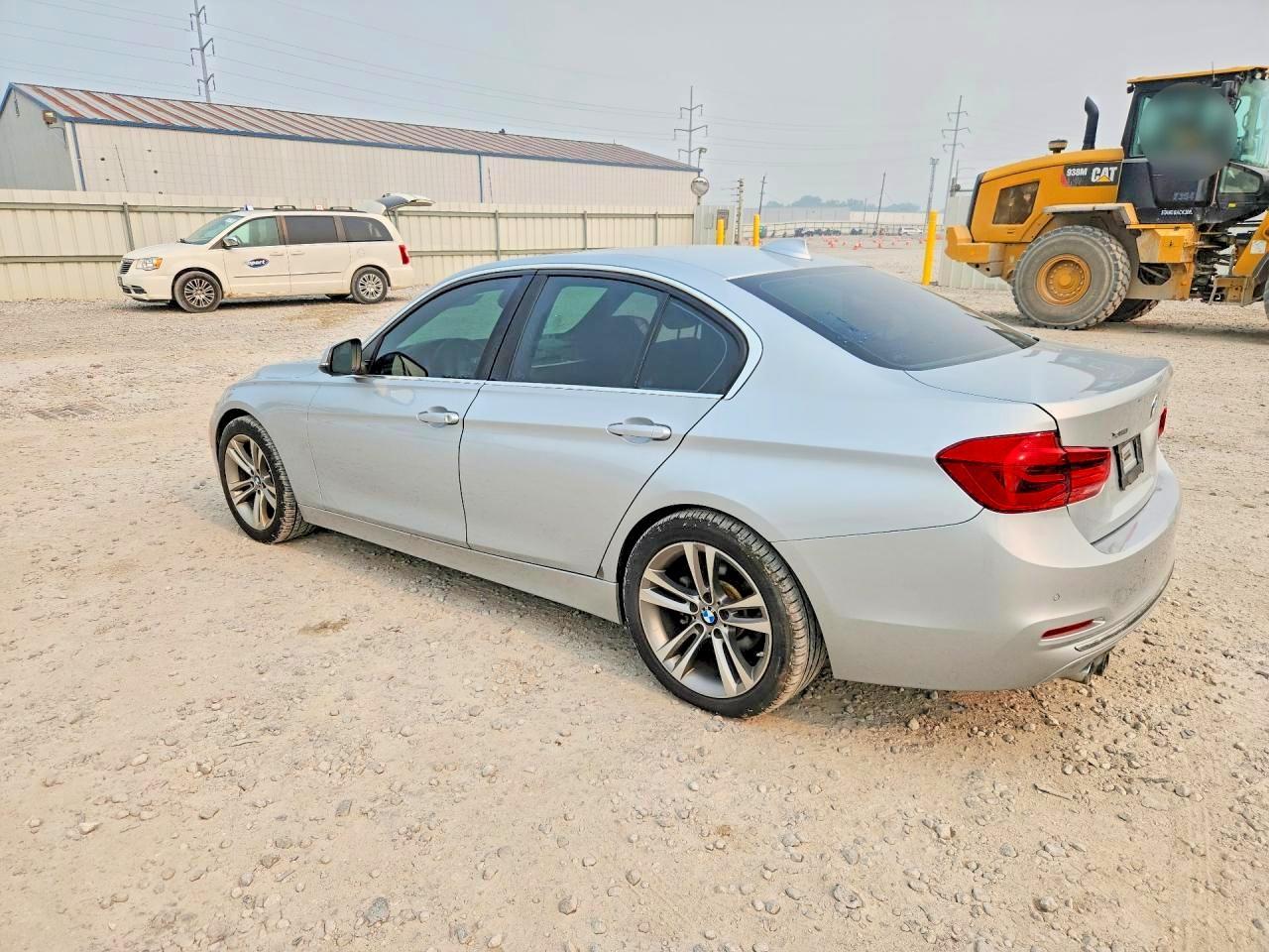 2017 BMW 330 Xi - zdjęcie 2