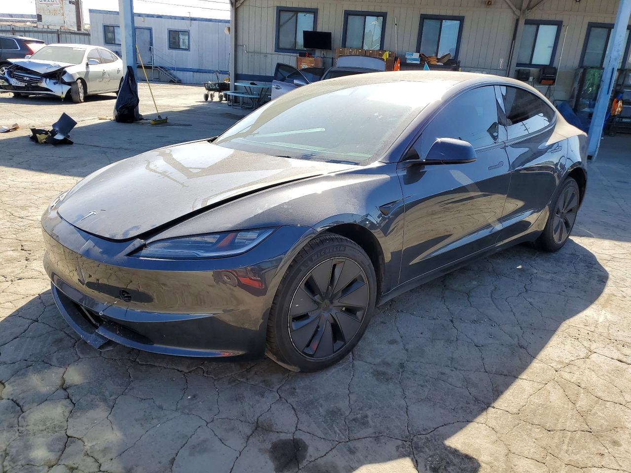 2025 Tesla Model 3 - zdjęcie główne