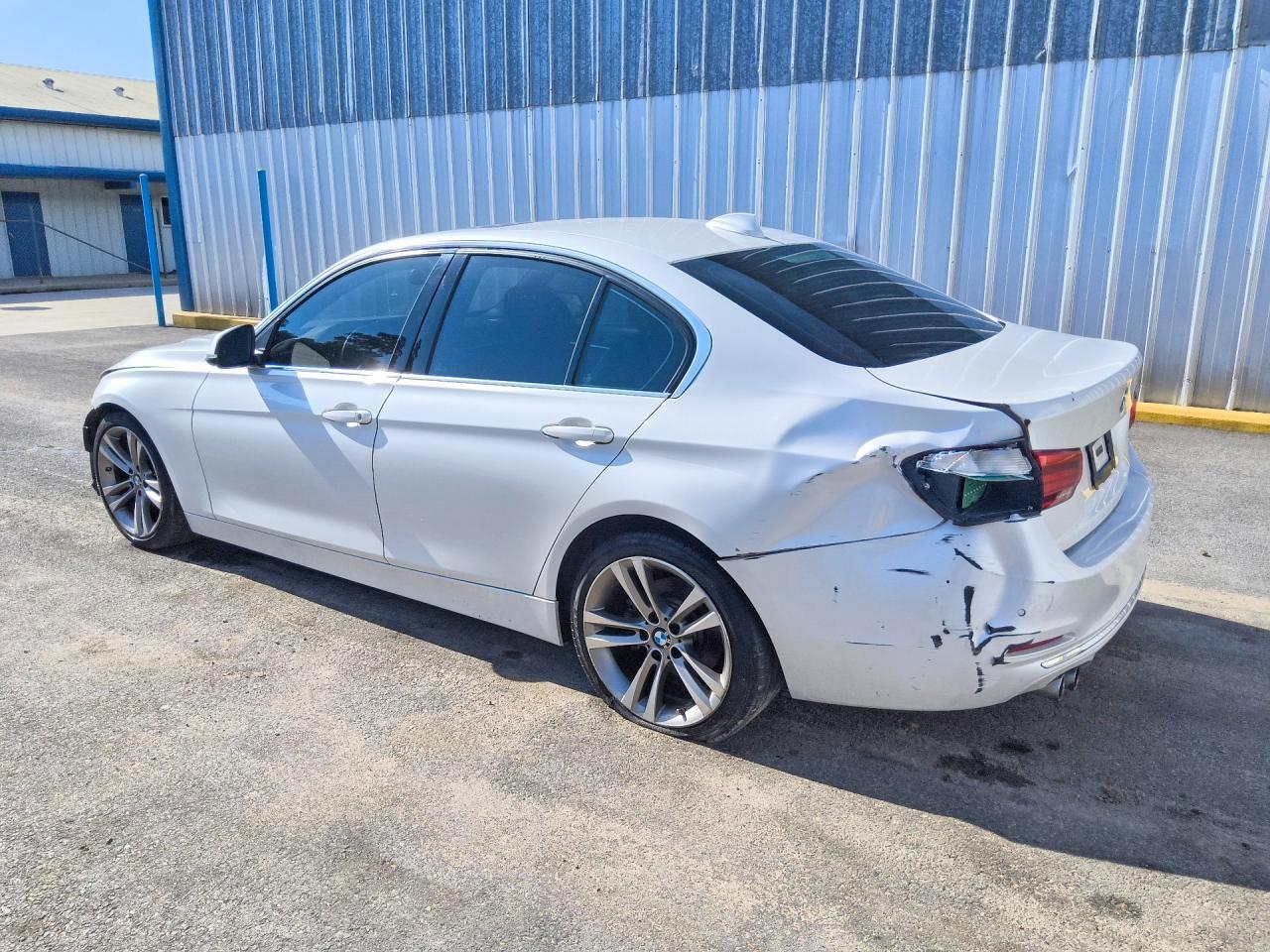 2017 BMW 330 I - zdjęcie 2