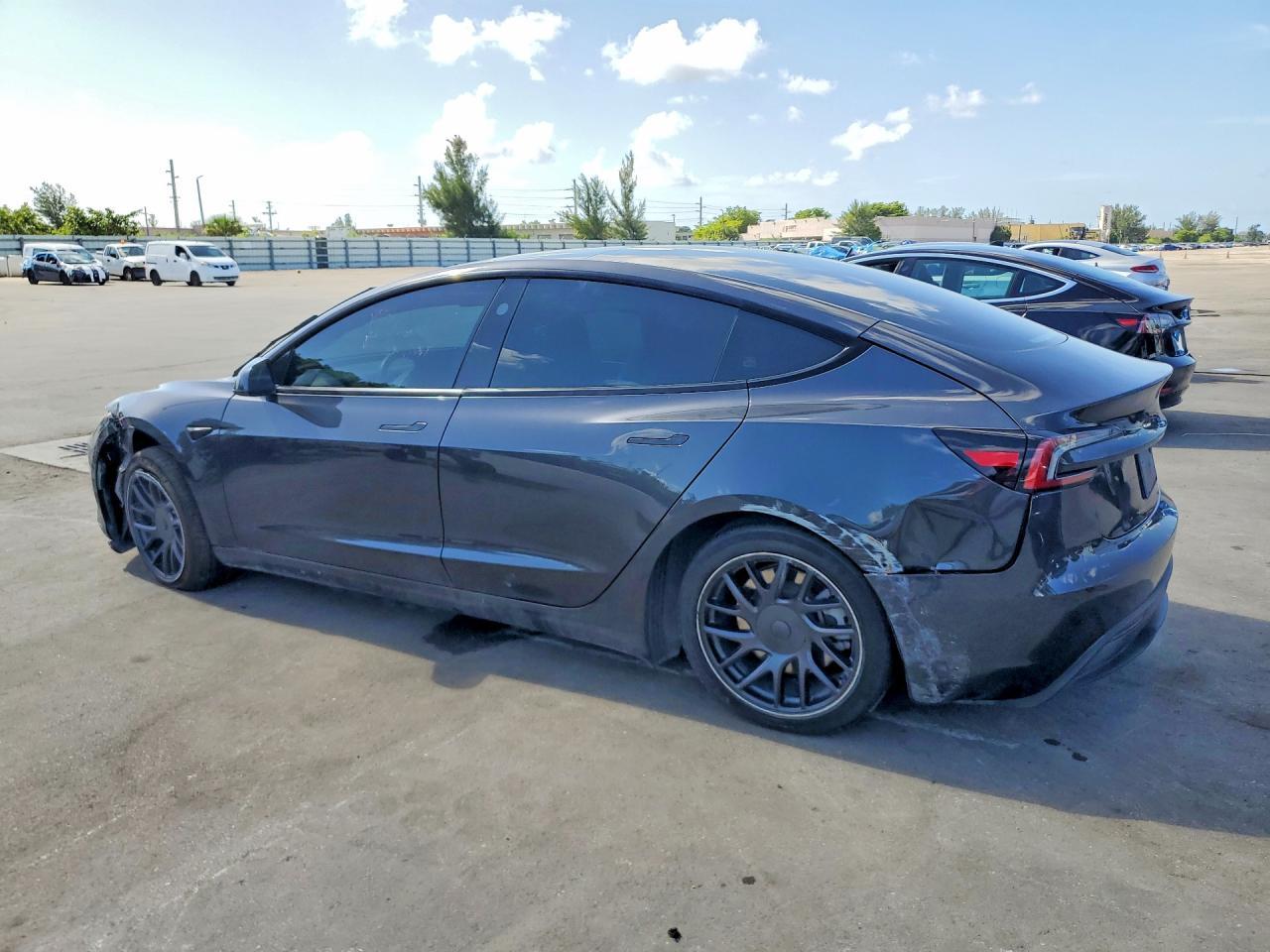 2025 Tesla Model 3 - zdjęcie 2