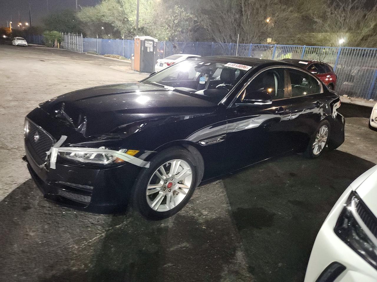 2017 Jaguar Xe Premium - zdjęcie główne