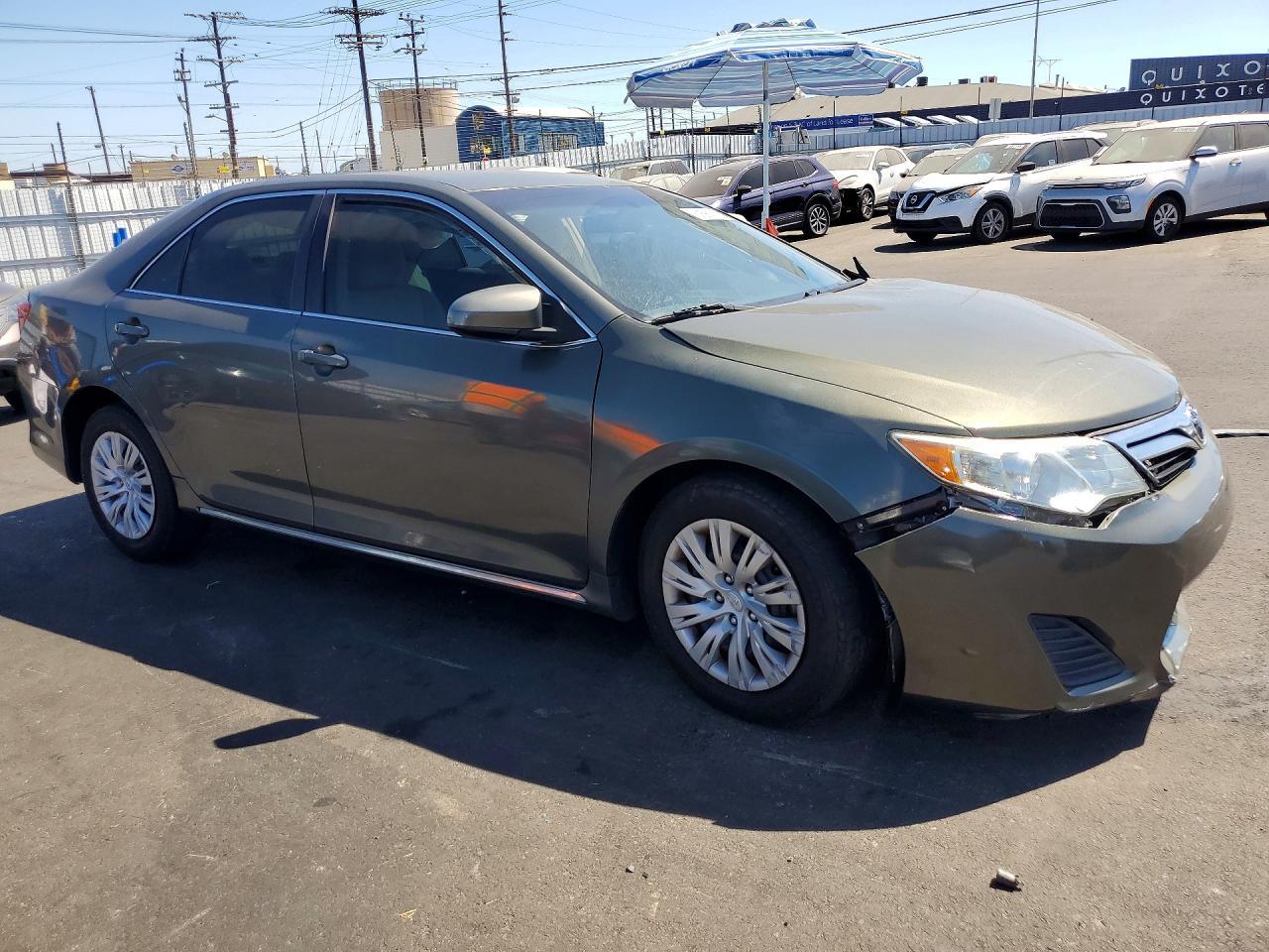 2014 Toyota Camry Le - zdjęcie 4