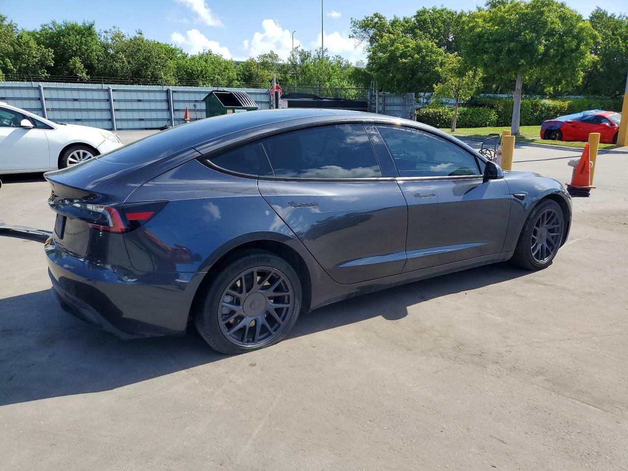 2025 Tesla Model 3 - zdjęcie 3