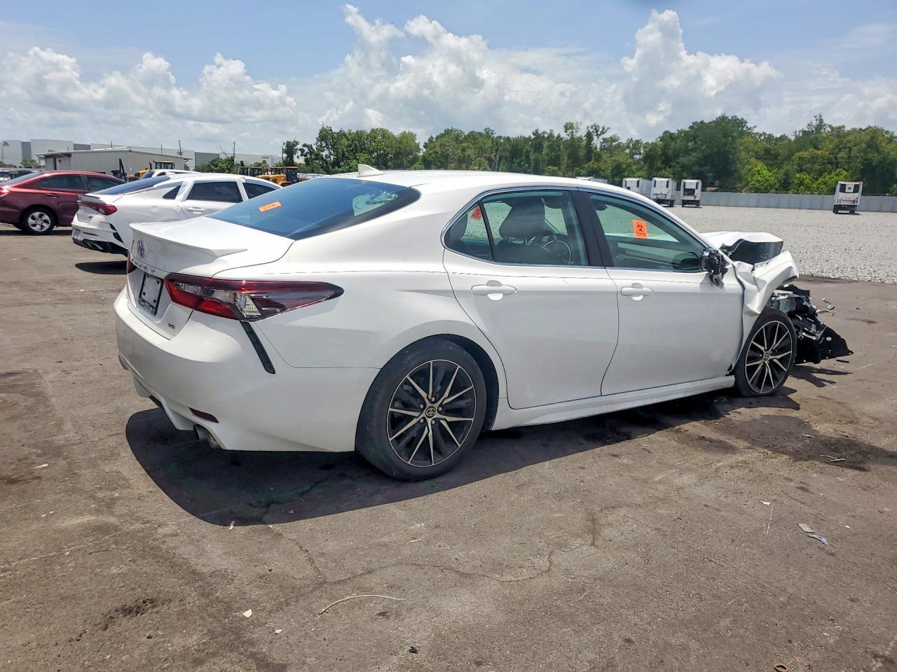 2023 Toyota Camry Se - zdjęcie 3