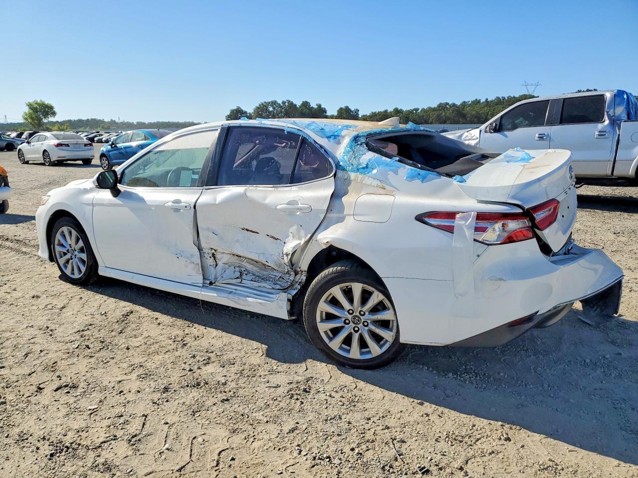 2020 Toyota Camry Le - zdjęcie 2
