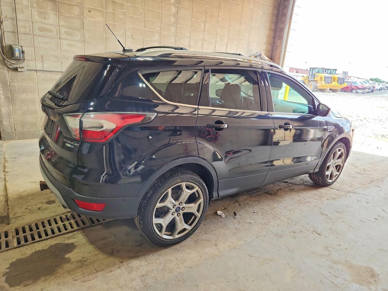 2017 Ford Escape Titanium - zdjęcie 3