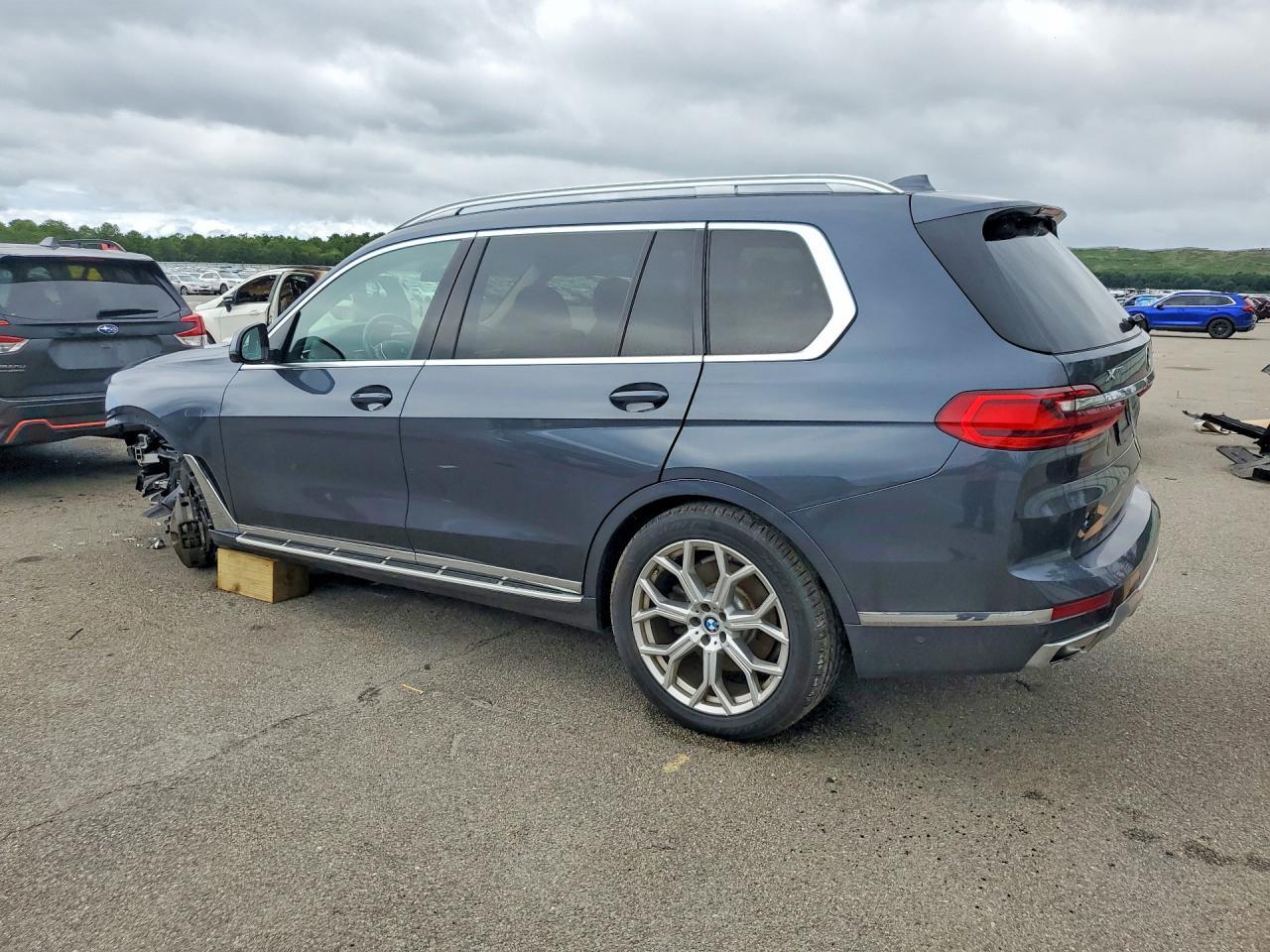 2021 BMW X7 xDrive40I - zdjęcie 2