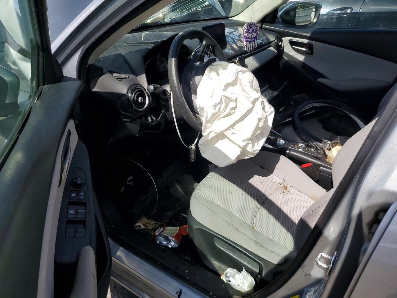 2019 Toyota Yaris Le - zdjęcie 8