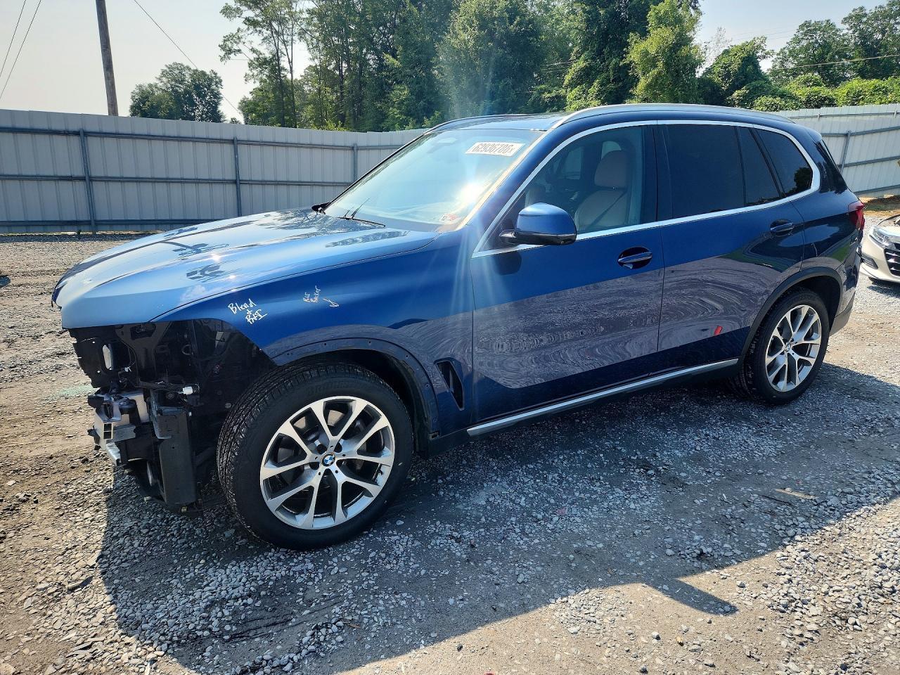 2021 BMW X5 xDrive40I - zdjęcie główne