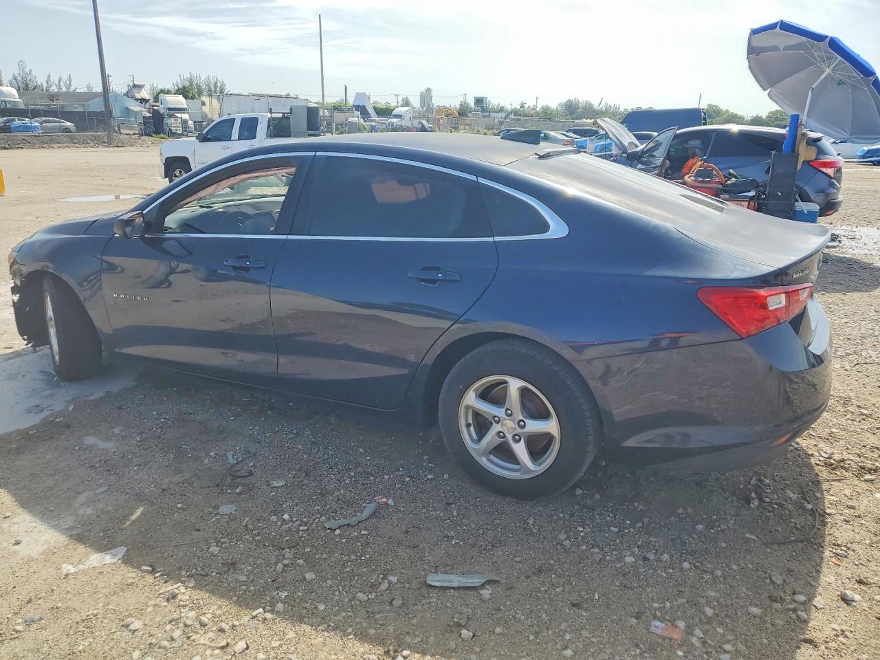 2017 Chevrolet Malibu Ls - zdjęcie 2