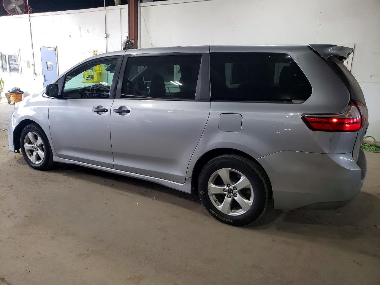 2018 Toyota Sienna L - zdjęcie 2