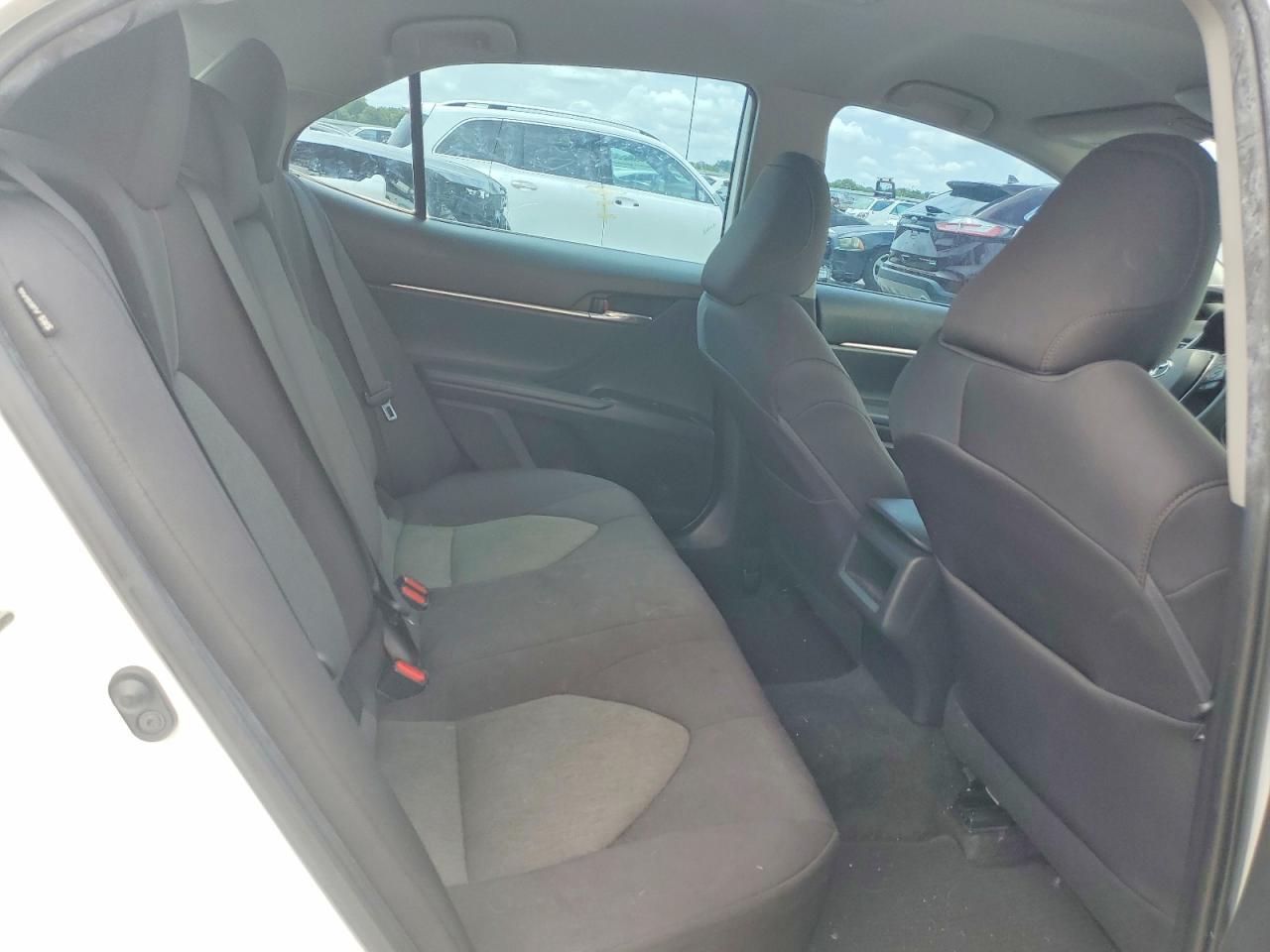 2020 Toyota Camry Le - zdjęcie 10