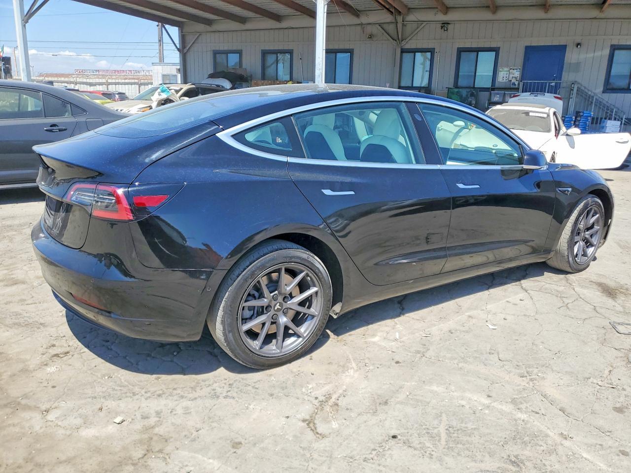 2018 Tesla Model 3 - zdjęcie 3