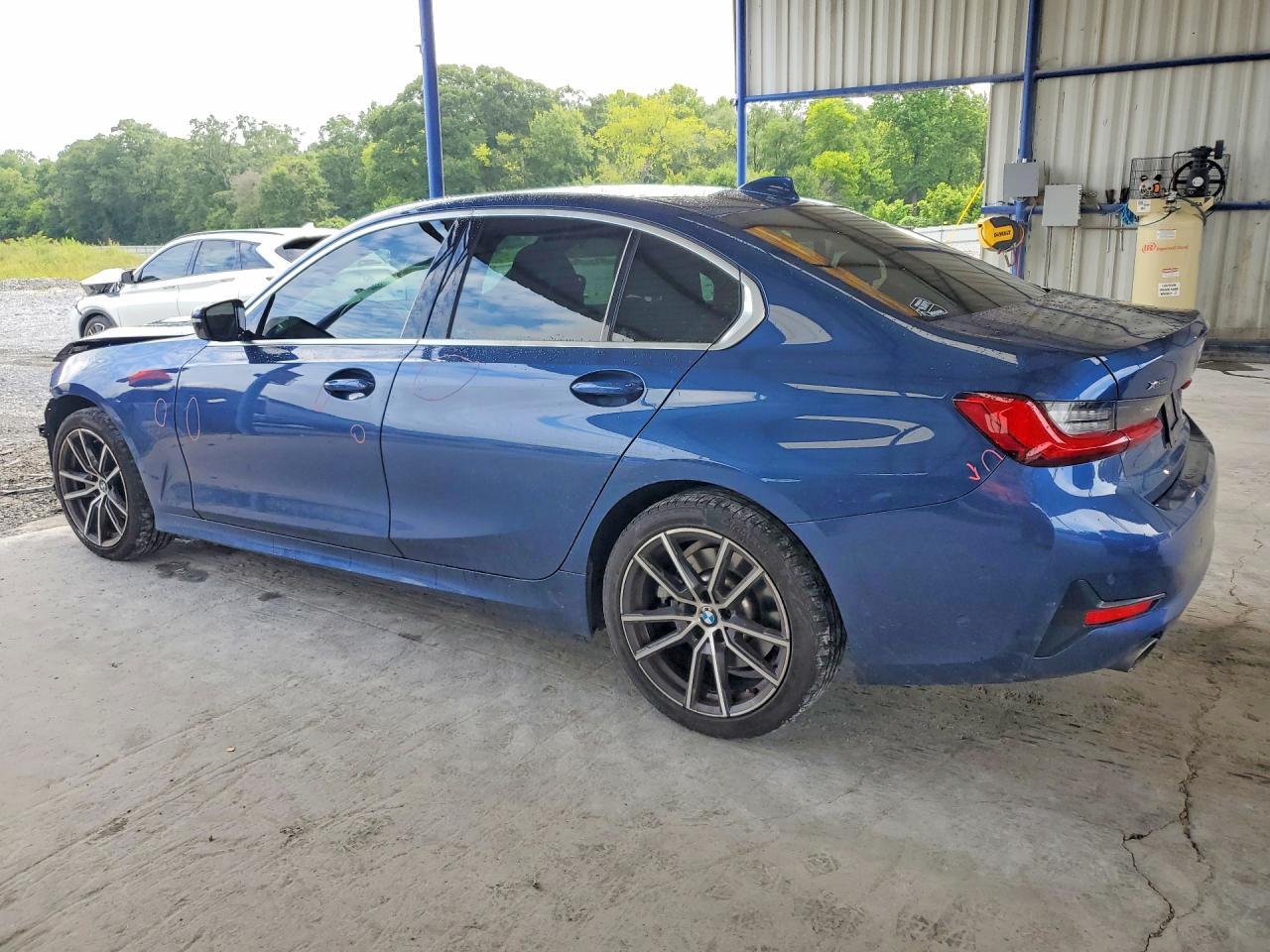 2021 BMW Seria 3 330i - zdjęcie 2