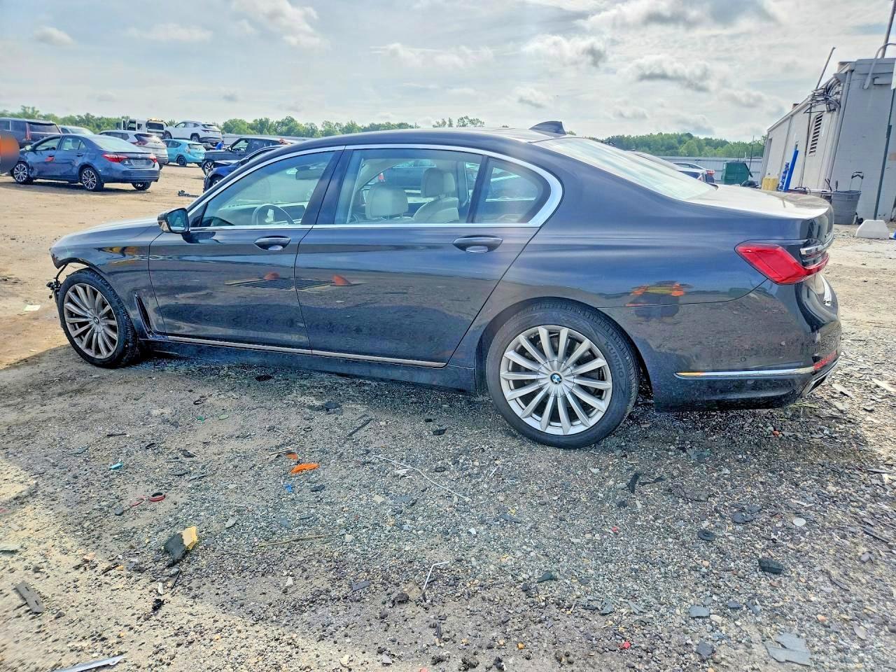 2021 BMW Seria 7 740i - zdjęcie 2