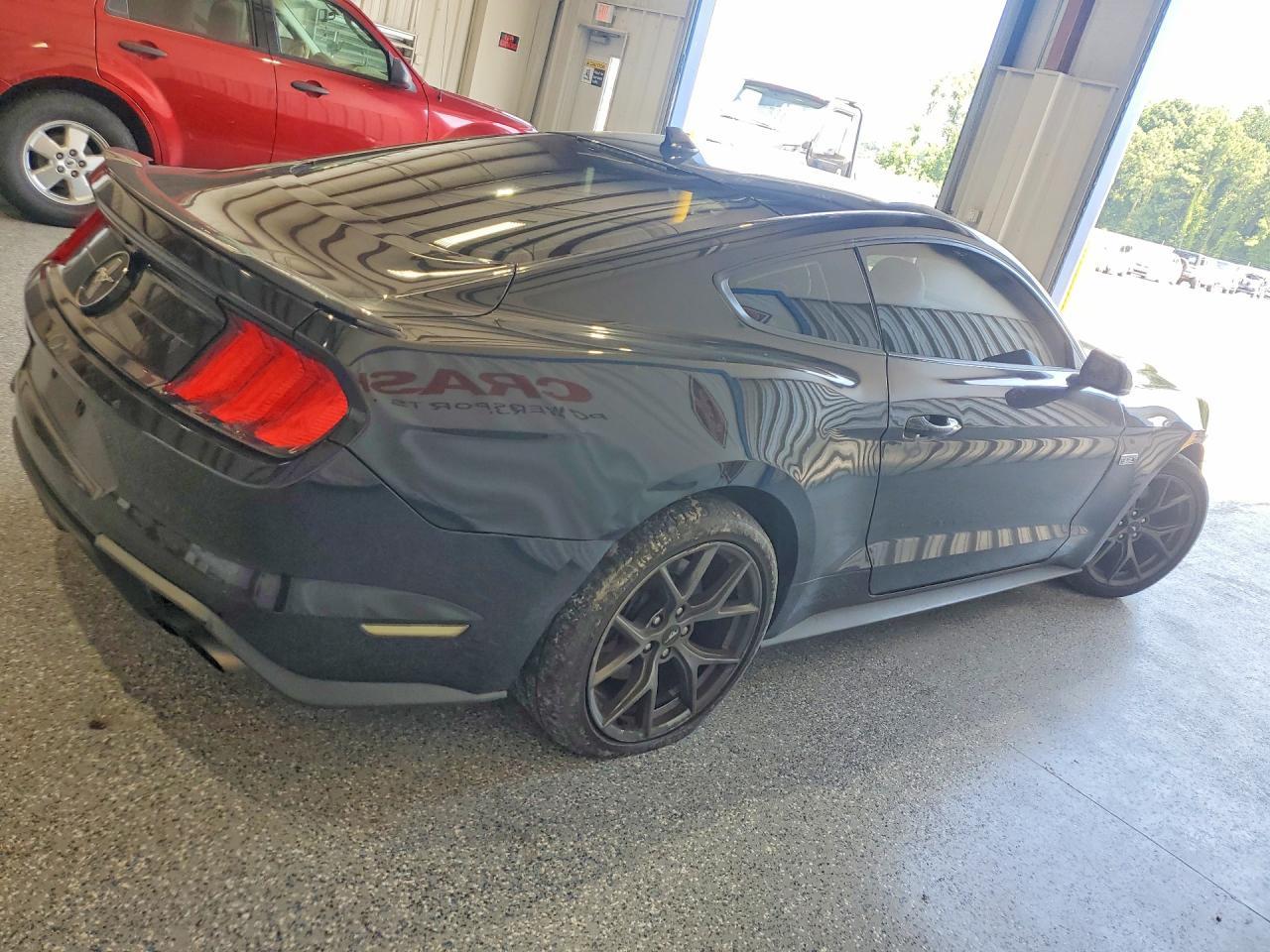 2020 Ford Mustang - zdjęcie 3