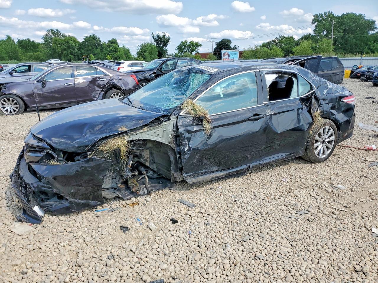 2020 Toyota Camry Le - zdjęcie główne