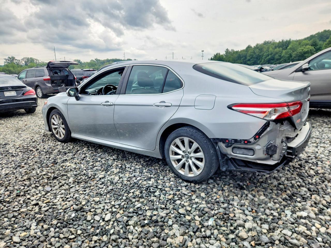 2018 Toyota Camry Le - zdjęcie 2