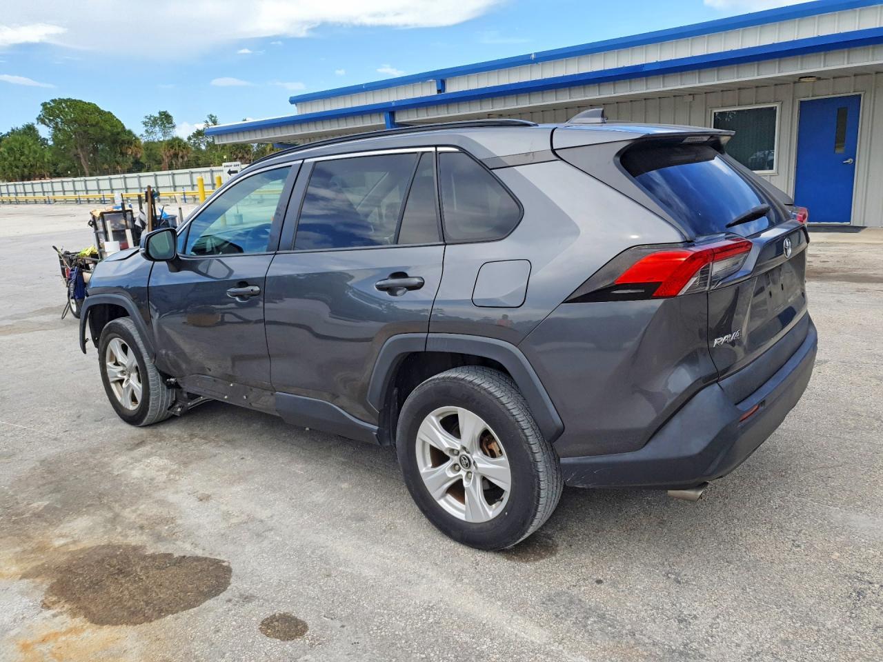 2020 Toyota Rav4 Xle - zdjęcie 2