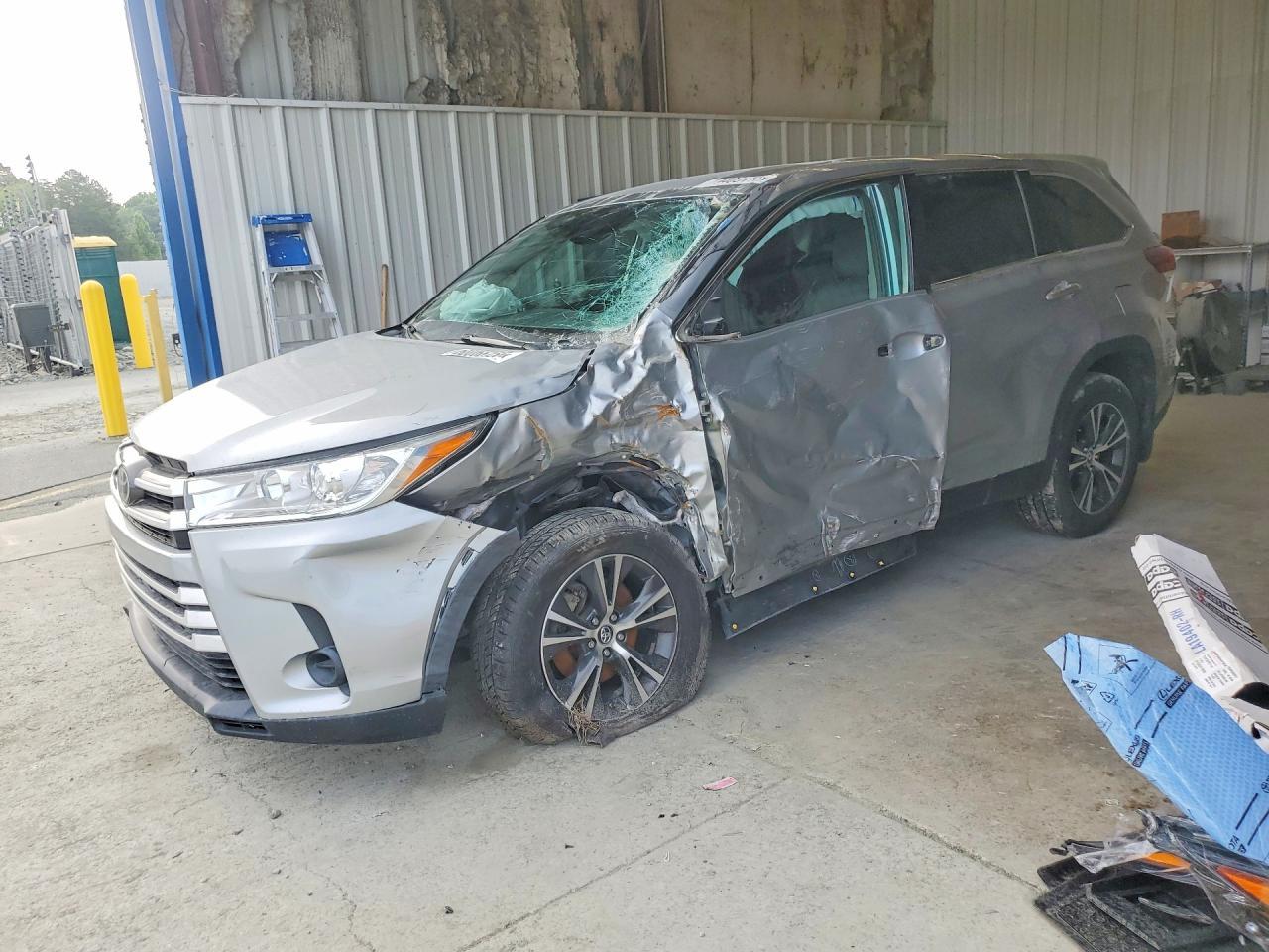 2019 Toyota Highlander Le - zdjęcie główne