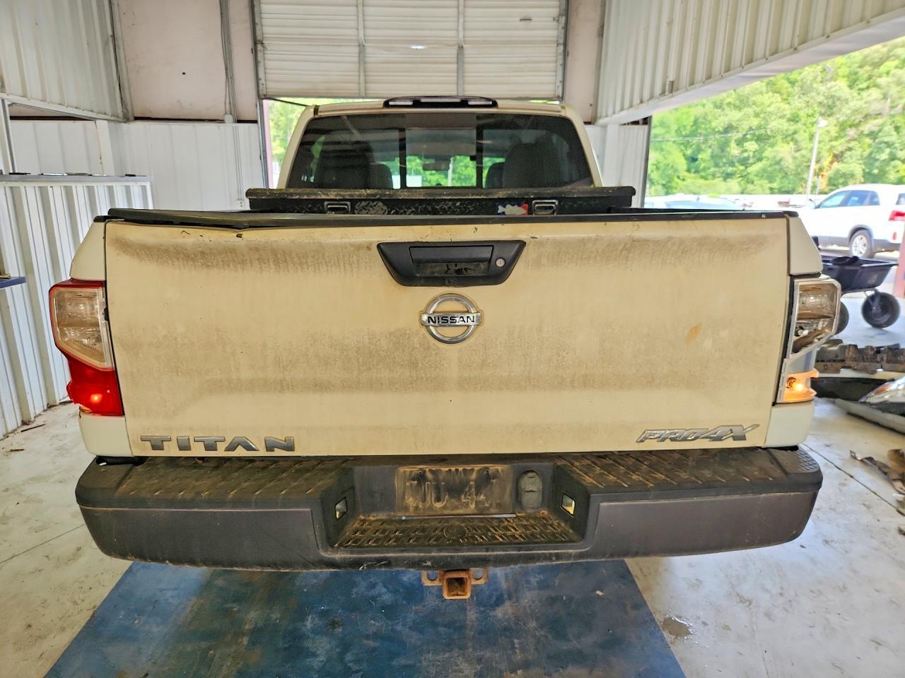 2017 Nissan Titan Pro-4X - zdjęcie 6