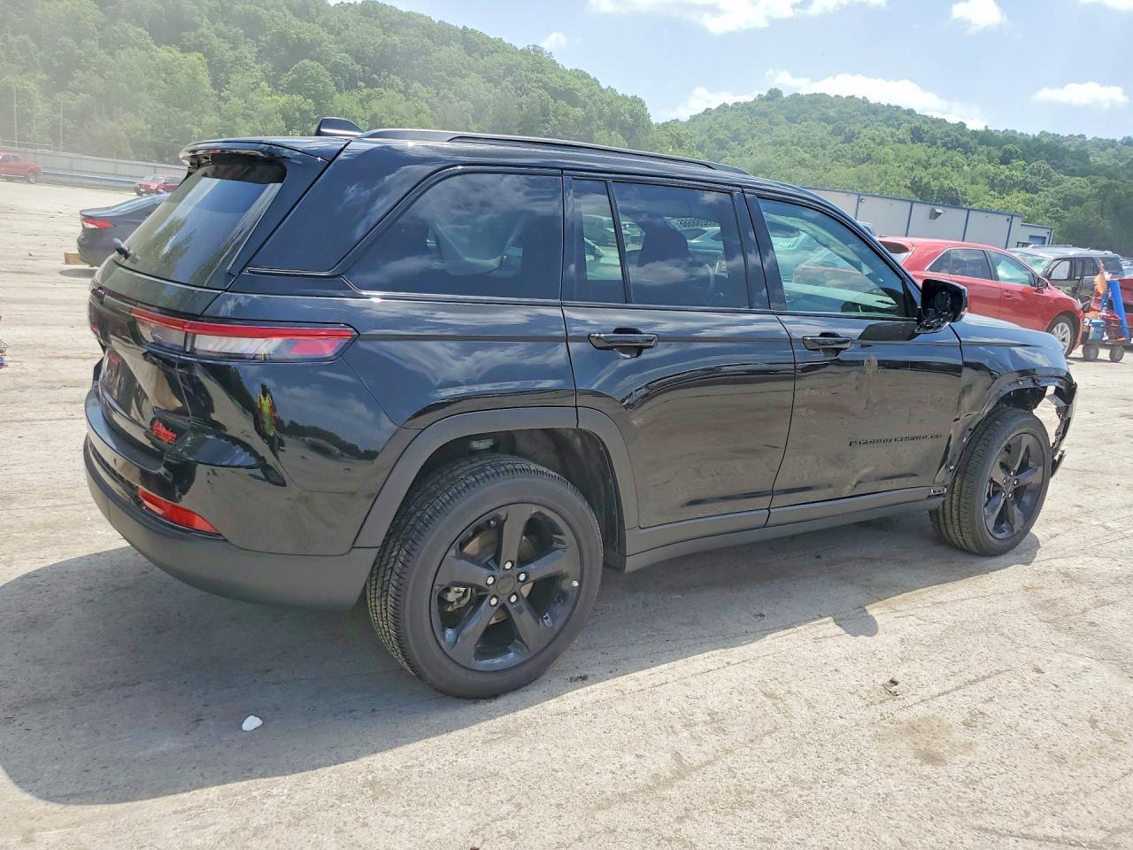 2025 Jeep Grand Cherokee Laredo - zdjęcie 3
