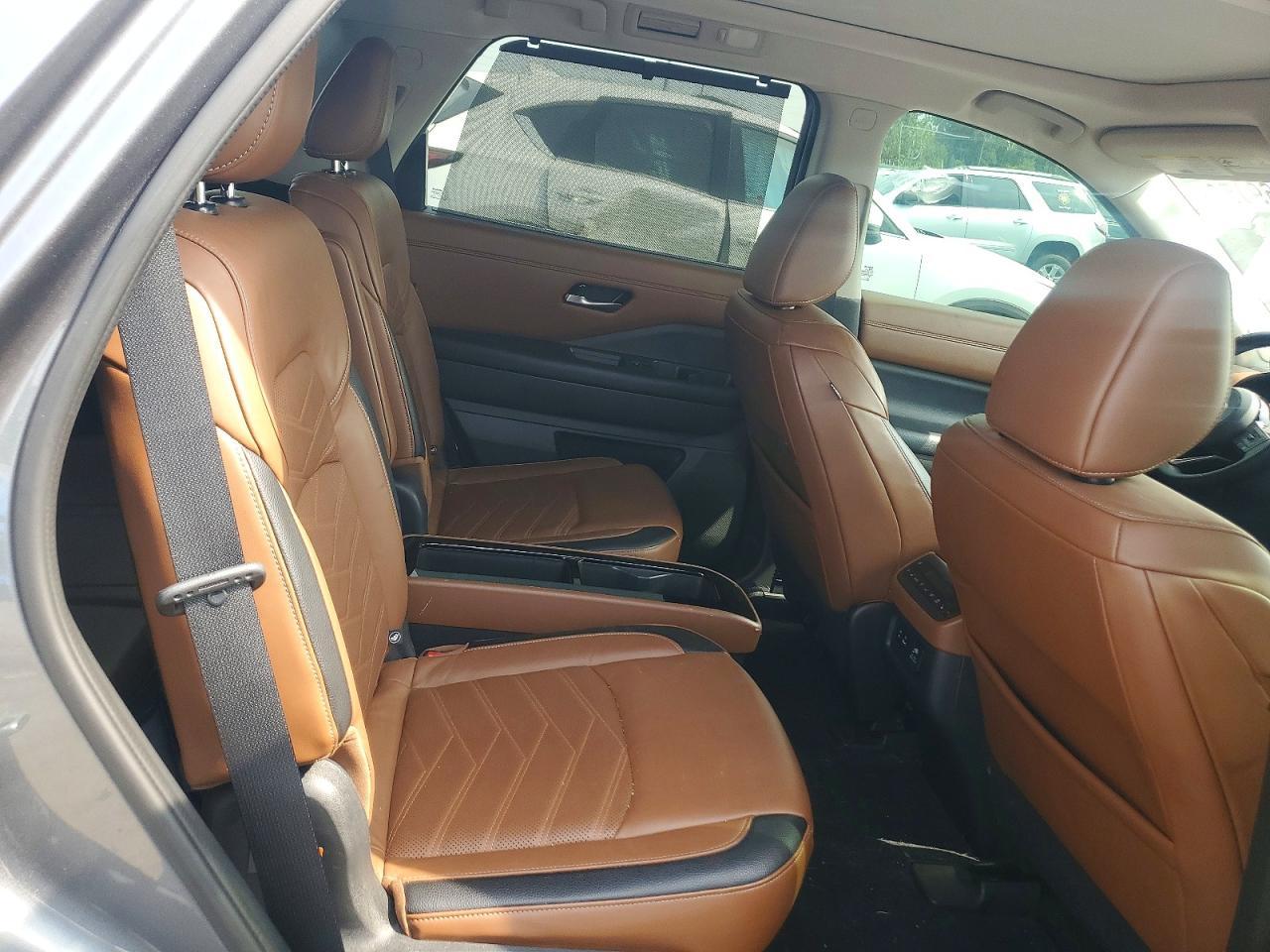 2022 Nissan Pathfinder Platinum - zdjęcie 11
