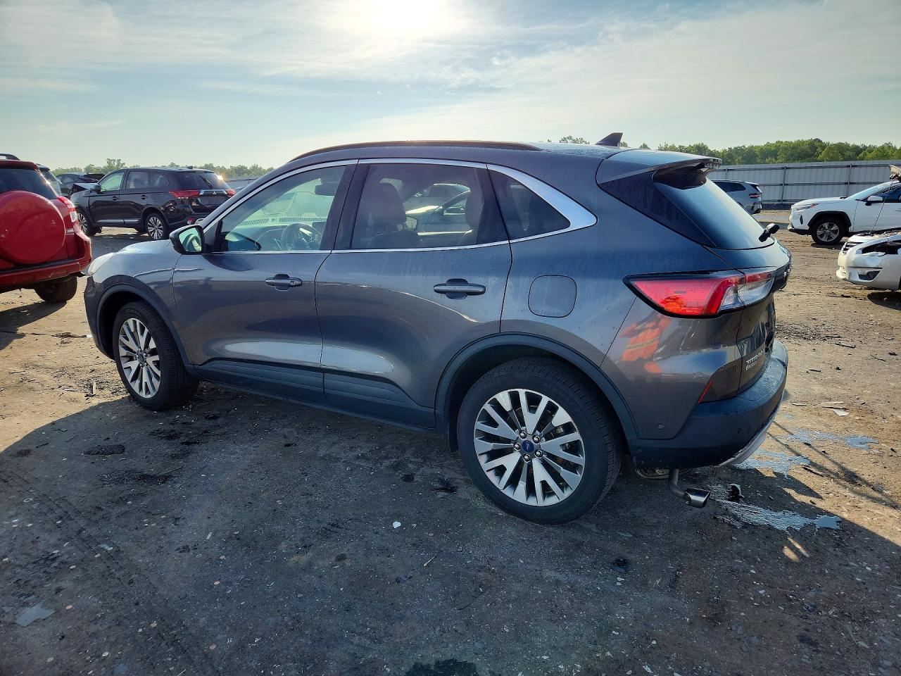 2021 Ford Escape Titanium - zdjęcie 2