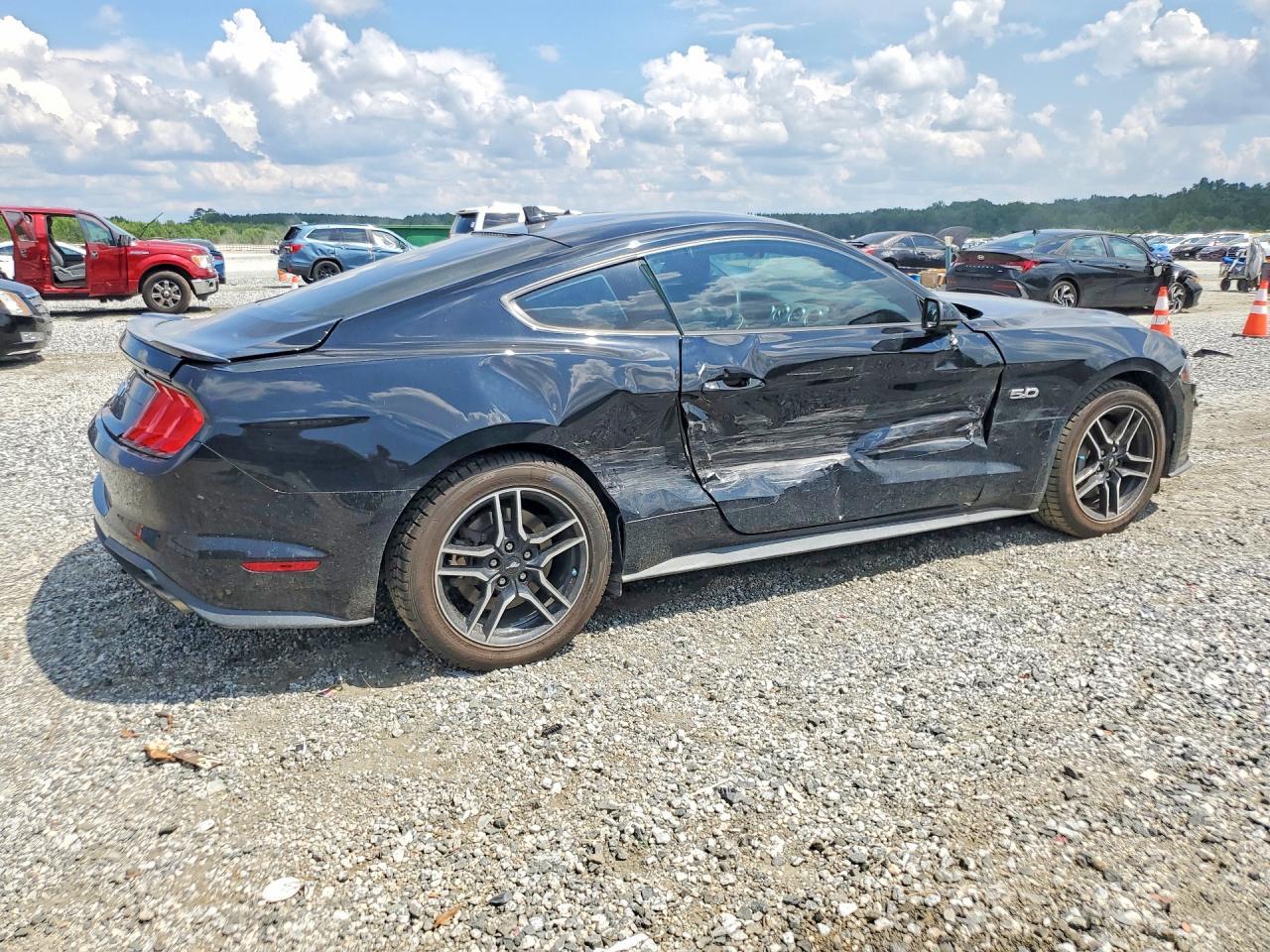 Ford Mustang - zdjęcie 3
