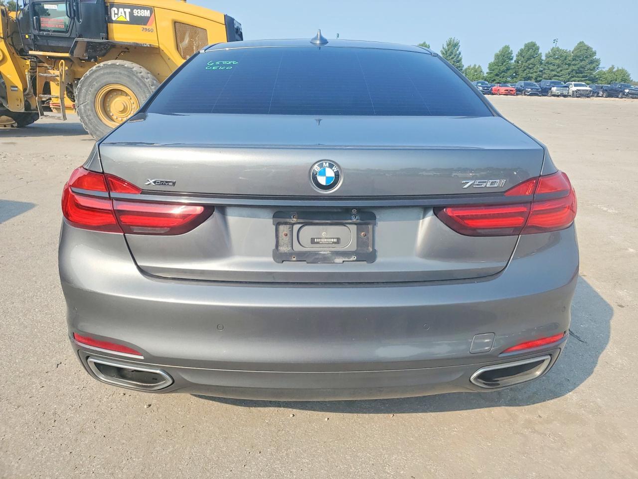 2016 BMW Seria 7 750i - zdjęcie 6