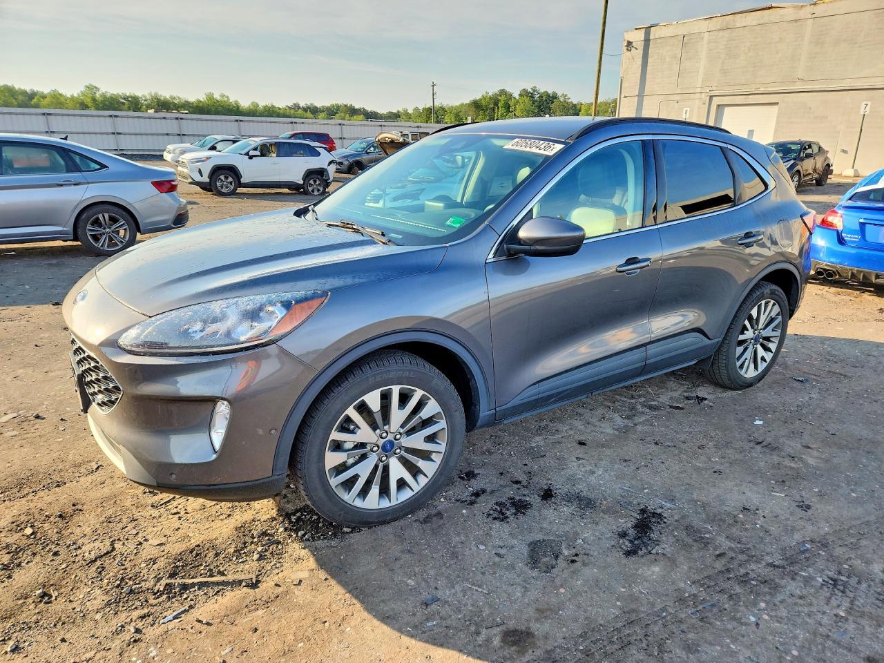 2021 Ford Escape Titanium - zdjęcie główne