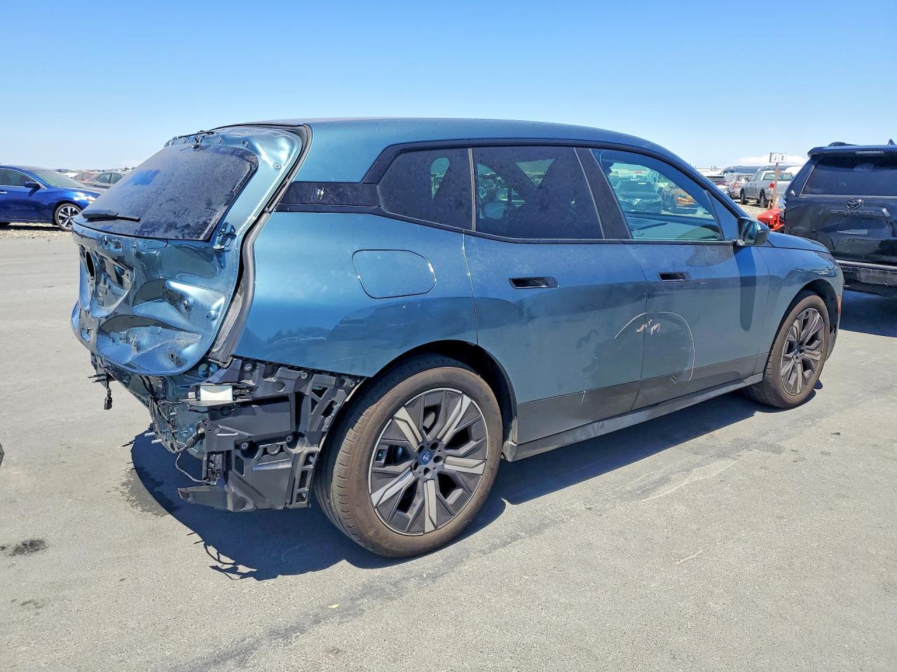 2025 BMW Ix xDrive50 - zdjęcie 3