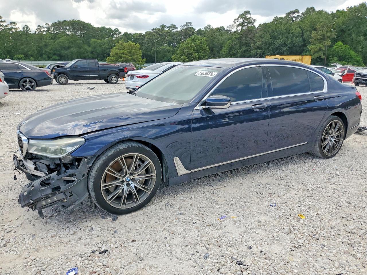 2016 BMW Seria 7 750i - zdjęcie główne