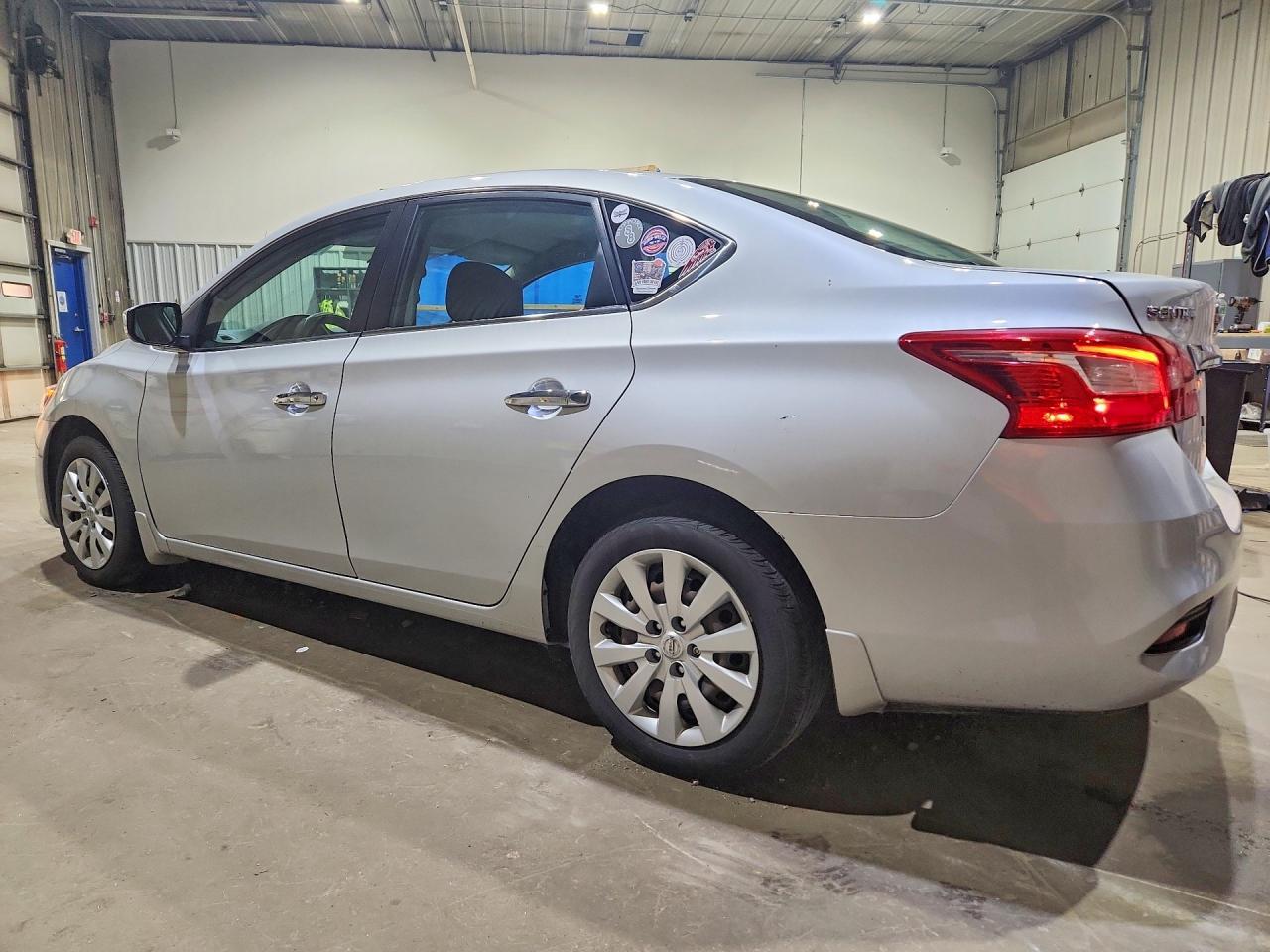 2019 Nissan Sentra S - zdjęcie 2
