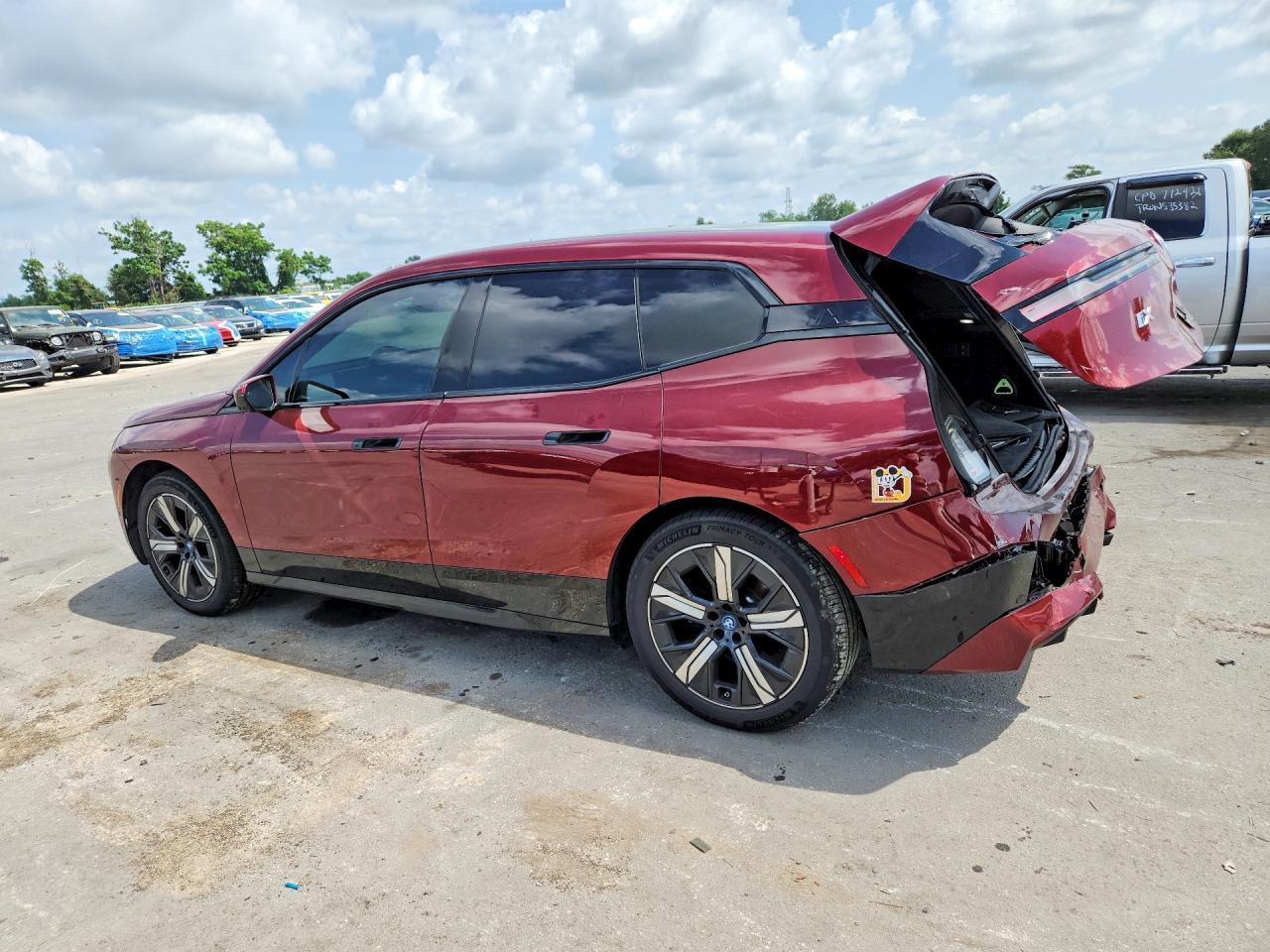 2022 BMW Ix xDrive50 - zdjęcie 2