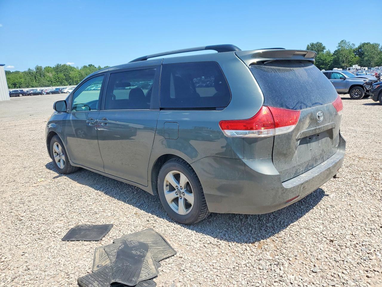 2014 Toyota Sienna Le - zdjęcie 2