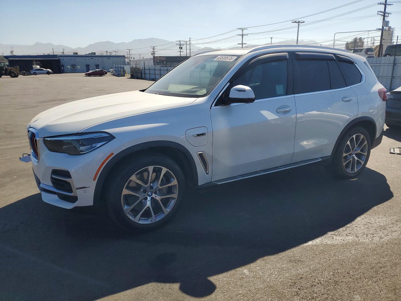 2022 BMW X5 xDrive45E - zdjęcie główne
