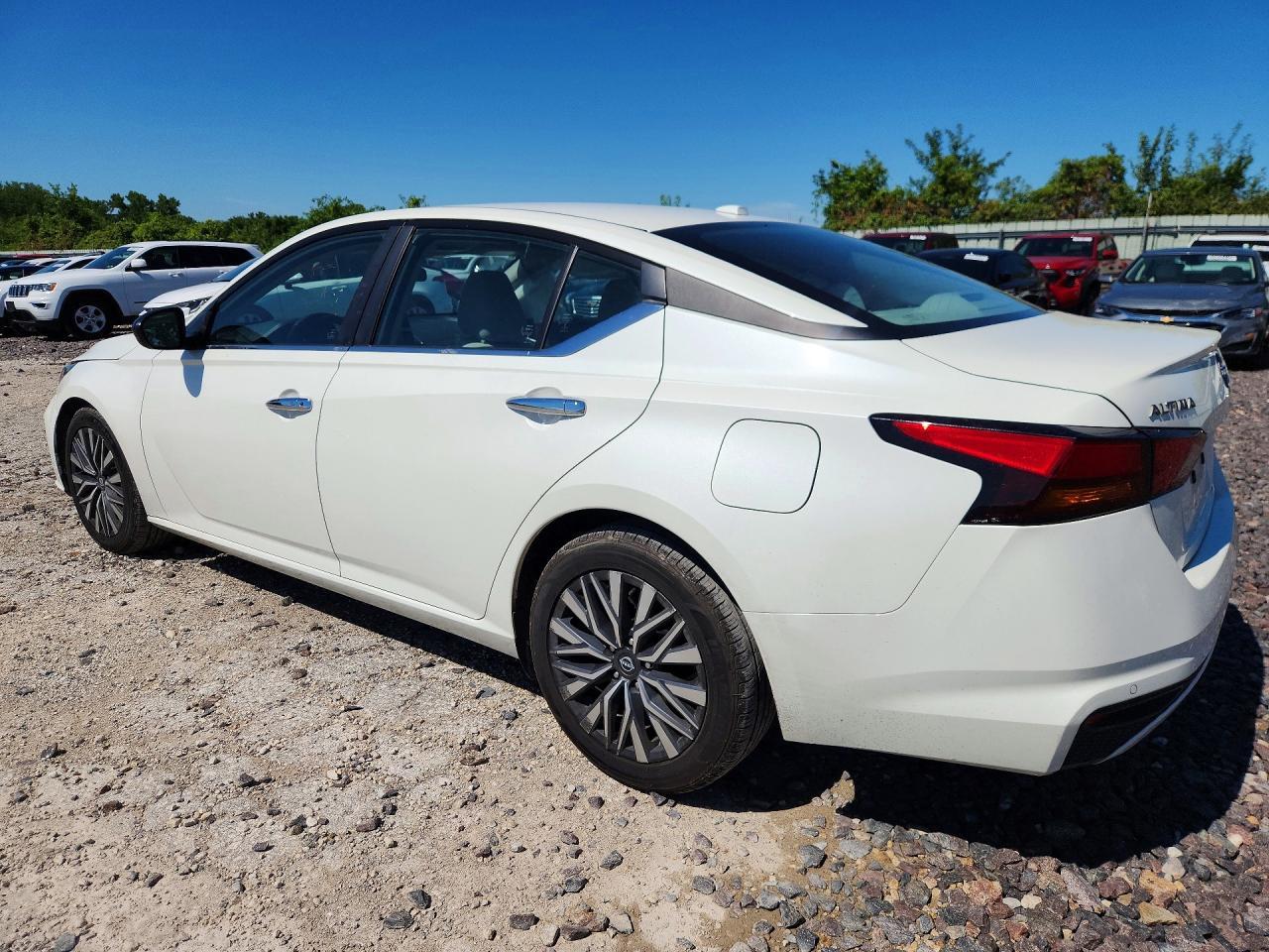 2025 Nissan Altima Sv - zdjęcie 2