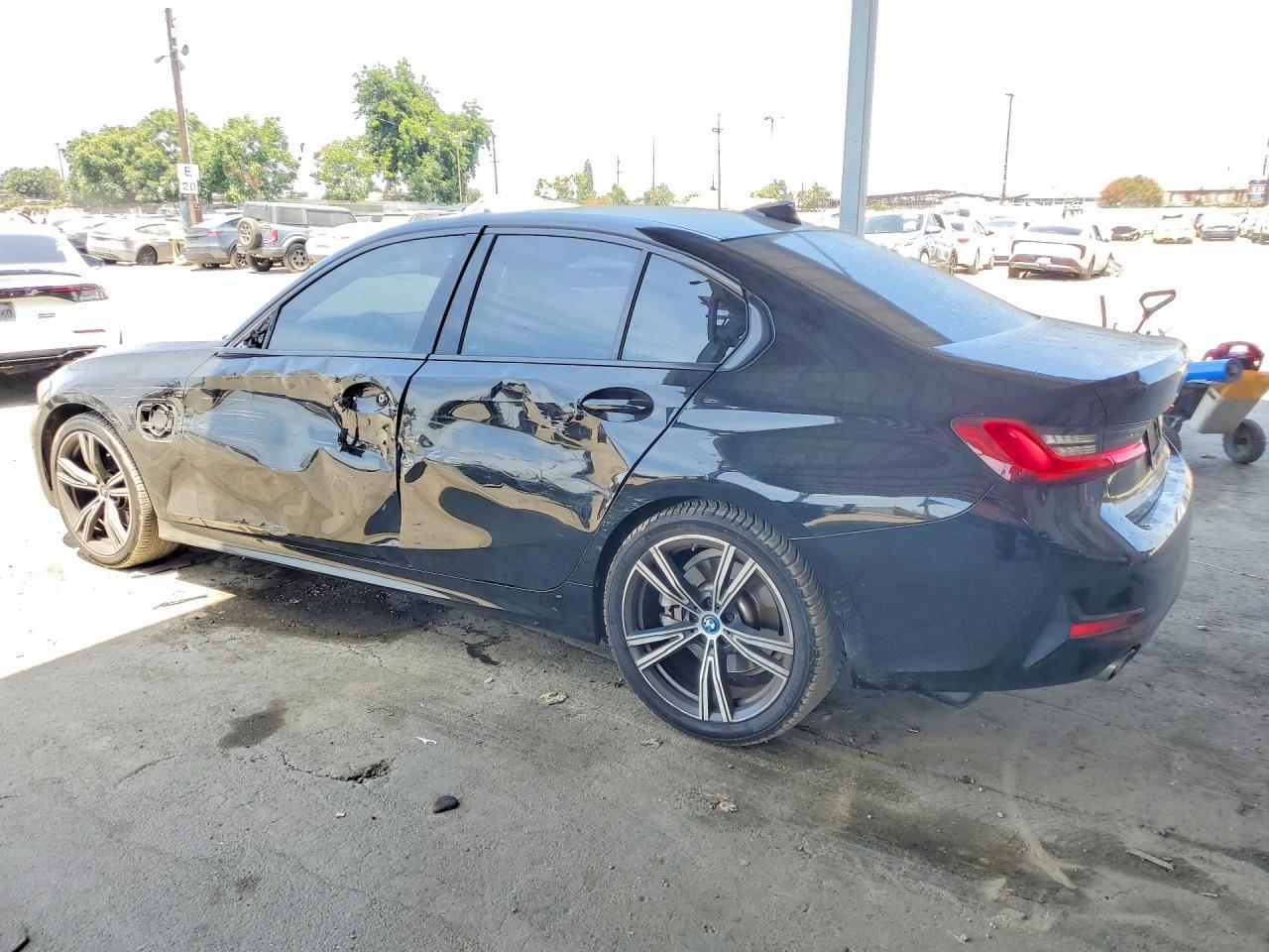 2022 BMW 330E - zdjęcie 2