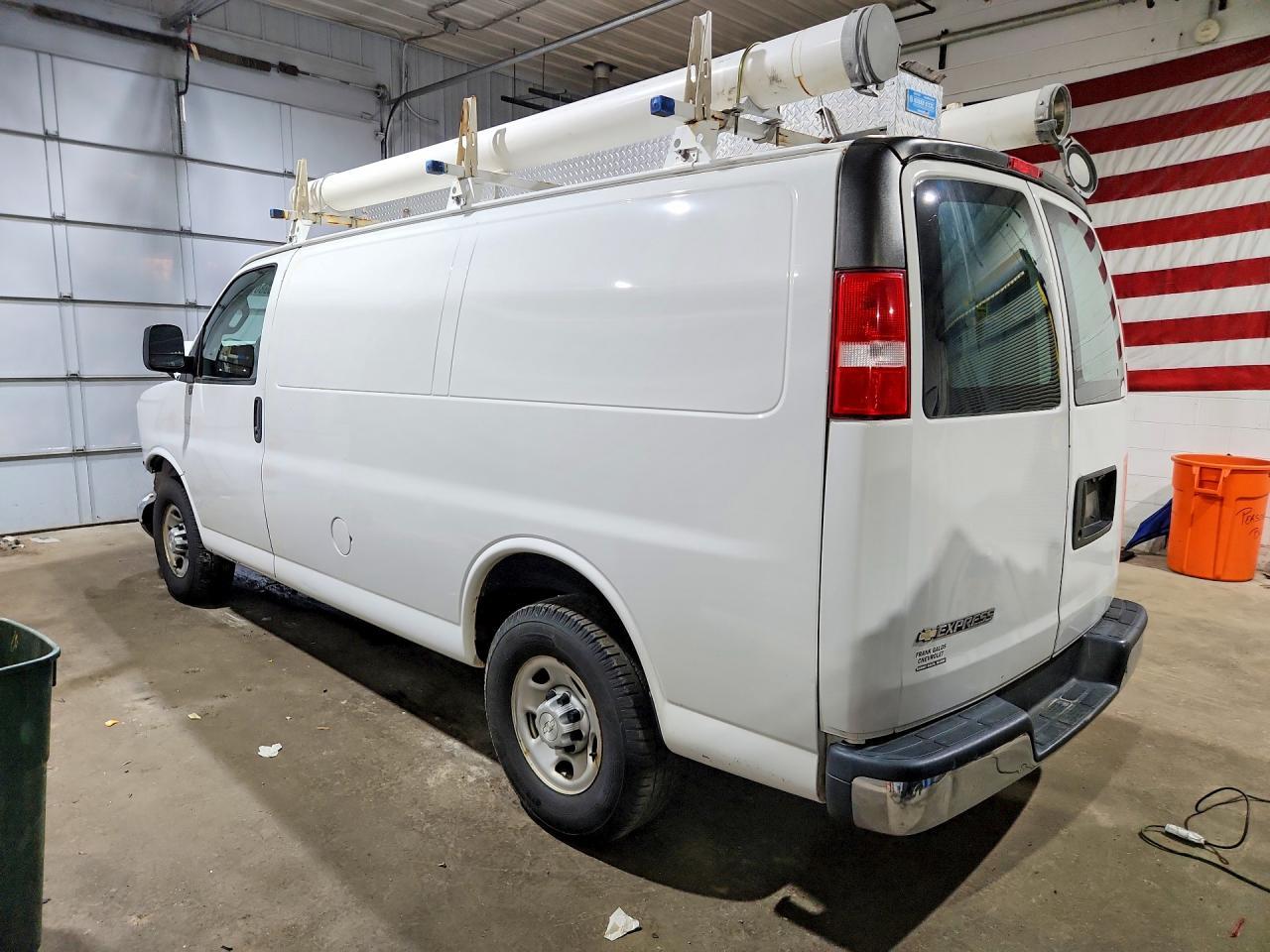 2017 Chevrolet Express G2500 - zdjęcie 2