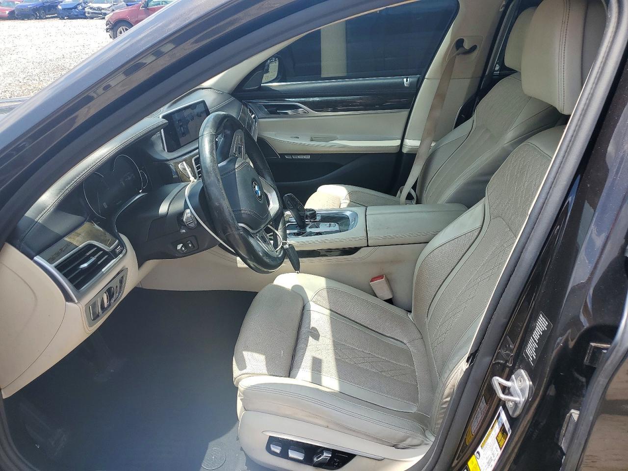 2016 BMW Seria 7 750i - zdjęcie 7