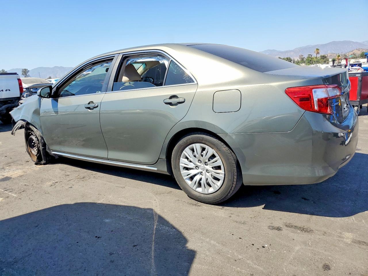 2014 Toyota Camry Le - zdjęcie 2