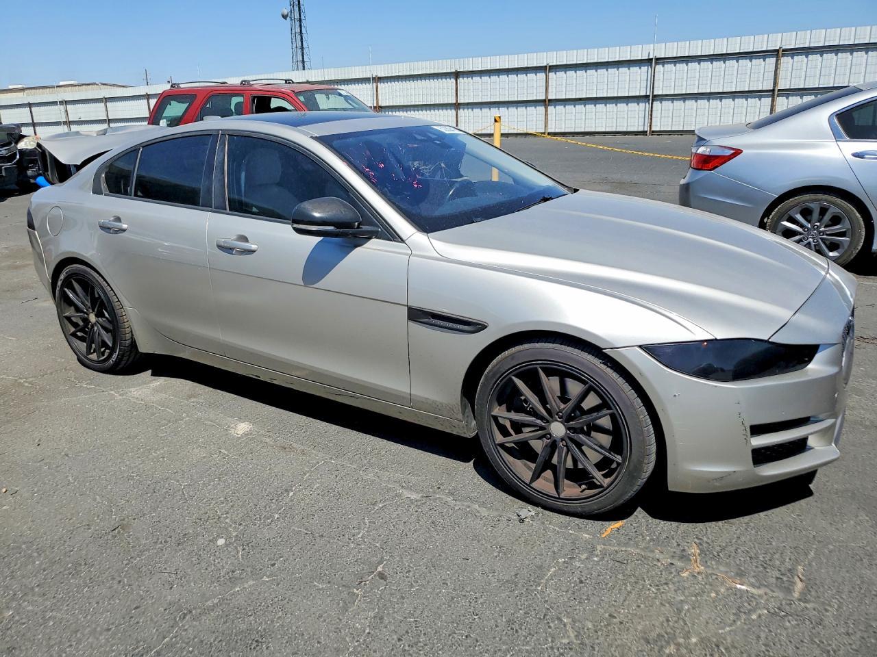 2017 Jaguar Xe Premium - zdjęcie 4