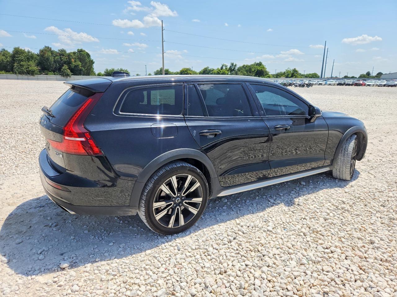 2021 Volvo V60 Cross Country T5 Momentum - zdjęcie 3