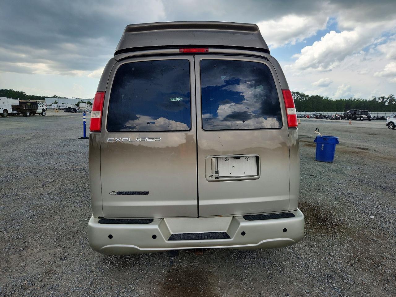 2017 Chevrolet Express G2500 - zdjęcie 6